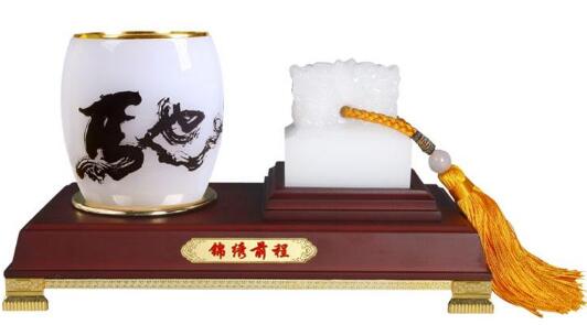 如何选择高端别致的商务礼品